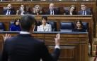 Feijóo observa a Sánchez durante la intervención del presidente del Ejecutivo en la sesión de control al Gobierno este miércoles en el Congreso