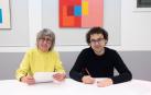 La presidenta de AFAN, Amelia Lecumberri, y el concejal delegado de Acción Social del Ayuntamiento de Pamplona, Txema Mauleón, han firmado este miércoles el nuevo convenio de colaboración
