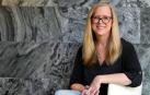 La escritora norteamericana Karen M. McManus, considerada la reina del thriller adolescente