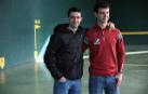 Jokin Altuna y Julen Martija, en el frontón de Etxeberri.