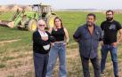 De izda. a dcha.: Eugenio Cerdán Cornago, Rebeca Serrano Remón, Jesús Ángel Serrano Cerdán, y Omar Serrano Remón, en uno de los campos de cereal con lo que cuenta la familia en Bardenas
