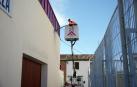 Un operario trabaja en la sustitución de una de las luminarias del alumbrado público de Milagro