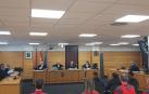 Los tres acusados, delante de la Policía Foral, durante la vista de este martes
