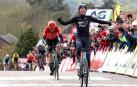 Stephen Williams levanta los brazos celebrando su victoria en la Flecha Valona