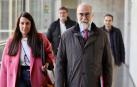 El consejero de Salud, Fernando Domínguez, este viernes en los pasillos del Parlamento foral