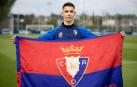 Asier Osambela, con una bandera de Osasuna ayer en las instalaciones de Tajonar