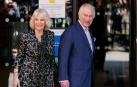 La reina Camila y el rey Carlos III, este martes en su visita al Centro Oncológico Macmillan del University College Hospital