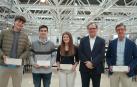 De izquierda a derecha, los premiados Gorka Fernández De Muniain, Pablo Armendáriz, Carlota Ayensa; el director de la Escuela de Arquitectura de la Universidad de Navarra, Carlos Naya; y Emilio Pérez, profesor del Colegio San Francisco Javier-Jesuitas Tudela.