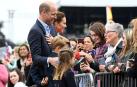 Guillermo de Cambridge, Catalina y dos de sus hijos bromean con un grupo de ciudadanos en junio de 2022