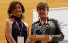 Geno Ochando (dcha.), presidenta del OMD, recoge el premio de manos de Inmaculada Romero Sánchez, secretaria general del Sindicato Médico de Córdoba