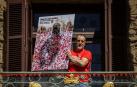 Ángel Blanco posa en el balcón del Ayuntamiento de Pamplona con su obra *Gaiteros", el cartel ganador que anunciará los Sanfermines 2024