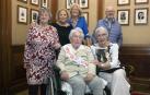 La centenaria Tere San Román Asín posa este jueves en el Ayuntamiento de Pamplona junto a familiares y amigos