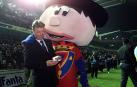 La mascota junto a Louis van Gaal en la Copa en el año 2000
