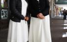 Las hermanas Irayda Martínez Espinosa y Carolina Agudelo Arango, en la puerta del Café Iruña. La más joven está tomando el relevo al frente de la dirección de Compartir.