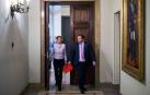 La presidenta del Gobierno de Navarra, María Chivite, y el presidente del Parlamento foral, Unai Hualde, momentos antes de la presentación de una agencia de “verificación” de noticias