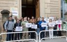 Imagen de algunos d elos profesores de Jesuitas Tudela que se concentraron este viernes en la puerta del colegio