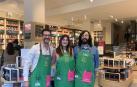 El director de la tienda, Javier Sanz (izquierda), con otras dos personas del equipo, Dimi y Javi, en La Casa del Libro de Pamplona