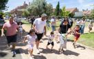 Niños y padres corren ante las astas de los toricos simulados protagonistas del encierro infantil