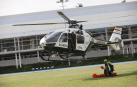 Un momento de la exhibición realizada por efectivos del GREIM de la Guardia Civil simulando un rescate con helicóptero en el estadio Larrabide