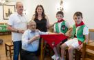sentados, de izda. a dcha.: Javier Pérez (Abuelo de Tudela 2024); y los niños Aimar Centeno y Héctor Martínez (ofrenda a la Reja de Santa Ana), junto a Fernando López y Sonia Ayesa (La Jota)