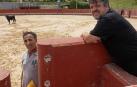 En la plaza de Zarapuz, José Franco Greño, banderillero de la cuadrilla. Apoyado en el burladero, José Manuel Galdeano Hermoso de Mendoza, mozo de espadas.