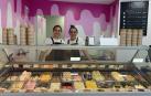Janira Alonso y Nagore Ugarte, en la nueva heladería de Garrarte, en la calle Estefeta 35 de Pamplona