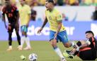 Bruno Guimaraes se marcha tras regatear a James Rodríguez durante el encuentro