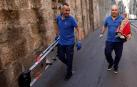 Trabajadores del Ayuntamiento de Pamplona han retirado este viernes la imagen de San Fermín que 355 días al año preside la cuesta de Santo Domingo desde la muralla, una réplica de la original que preside el primer tramo del encierro desde 1978