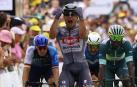 Jasper Philipsen celebra su victoria en la meta de Saint-Amand-Montrond