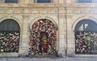 Miles de ramos de flores, este jueves en el exterior de la capilla de San Fermín