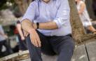El subidorector del colegio Irabia, Fernando García, posa en la avenida Carlos III de Pamplona.