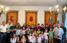 Niños y profesores del CPEIP Luzaide-Valcarlos en el Ayuntamiento momentos previos al cohete