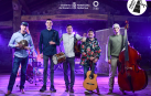 Componentes del quinteto de folk Mielotxin. Desde la izquierda, Salva Tarazona (percusión), Igor Martínez (Txistu y tamboril), Iñigo Aguerri (acordeón), Jorge Sánchez (guitarra) y Xanti Etxeberria (contrabajo).