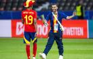 Lamine Yamal (izda.) junto a su padre, Mounir Nasraoui, tras lograr la Eurocopa de Alemania