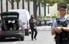 Agentes de policía vigilan la zona alrededor de la sinagoga donde se produjo el ataque, en La Grande-Motte