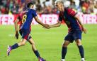 Pedri y Dani Olmo se saludan tras anotar el primero el 1.1 contra el Rayo Vallecano