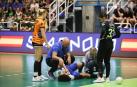 Mariana Costa, atendida tras lesionarse en el minuto 2 la rodilla derecha. Tuvo que salir en brazos de la pista