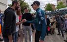 Pablo Castrillo saluda a tres amigos que se acercaron a Logroño
