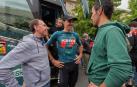 El ciclista pamplonés Urko Berrade saluda a unos conocidos antes de comenzar la etapa de Logroño