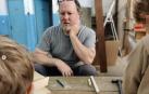 Christopher Cardy, en su taller de Estella con niños con los que creó casitas de pájaros