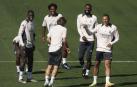 Buen ambiente en los jugadores del Real Madrid en el entrenamiento de este lunes en Valdebebas