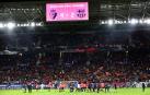 Los jugadores celebran el triunfo y agradecen el apoyo de El Sadar tras imponerse al Barcelona.