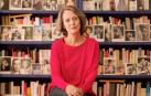 Marta Sanz, ante la bilibioteca de su casa