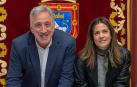 Joseba Asiron (EH Bildu) y Marina Curiel (PSN), durante la firma del acuerdo para los Presupuestos de Pamplona de 2024, el pasado mes de marzo