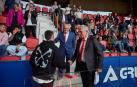 Fran Canal, director general de Osasuna, saludando a Moi Gómez, en presencia de Luis Sabalza, en el acto de presentación del nuevo Tajonar