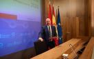 El consejero de Economía y Hacienda, José Luis Arasti, se dirige a tomar asiento en la sala de prensa, para presentar el anteproyecto de presupuestos de Navarra para 2025