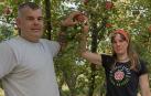 Ioseba Rubio García y su mujer Montse Armendáriz Górriz, entre las ramas de un manzano en Sartaguda