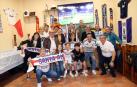 Miembros de la Peña Madridista Santa Ana de Tudela, y otros invitados, junto a la réplica del trofeo de la Champions