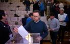 Alfonso Ramírez deposita su voto en la asamblea de este pasado sábado