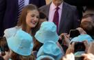La princesa Leonor saluda al público en la jornada en la que recibió el título de Alcaldesa Honoraria de Oviedo y la Medalla de Asturias.